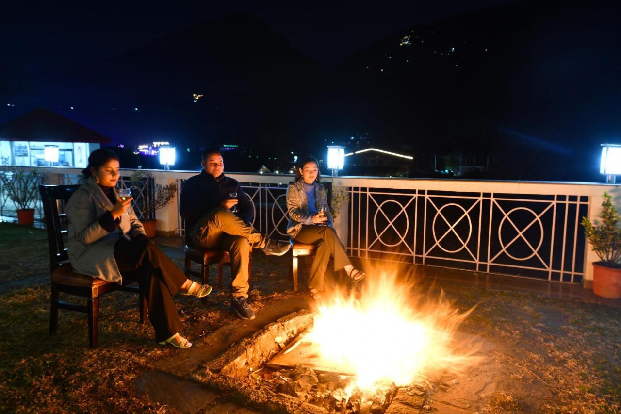 Mastiff Grand Manali Resort Bagian luar foto